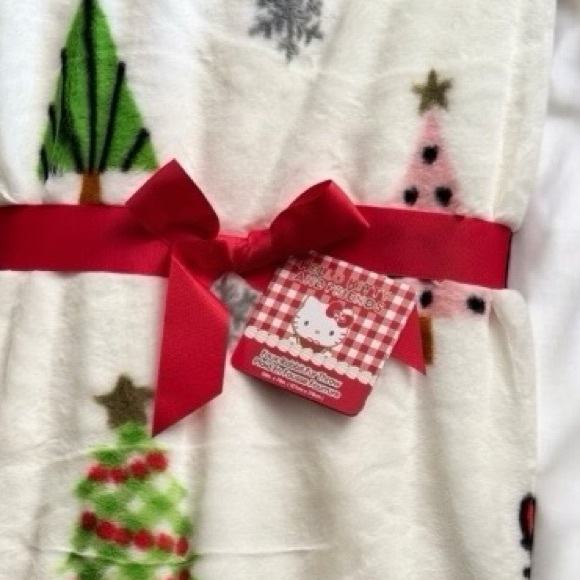 Sanrio Hello Kitty Christmas Holiday Throw Blanket ๐ - Picture 7 of 10
